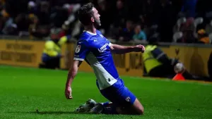 Chesterfield ease past non-league Horsham