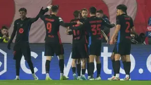 Robert Lewandowski on target again as Barcelona continue impressive form