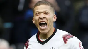 Hibernian record rare victory at Hearts thanks to Dwight Gayle’s late winner