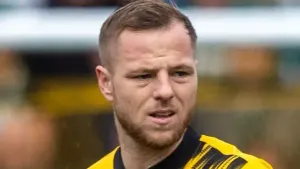 Ten-man Kilmarnock keep Hearts bottom of table