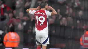 Arsenal hit back to beat Tottenham and reignite title challenge
