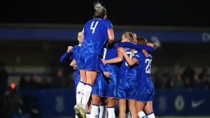 Chelsea stay unbeaten as leaders brush aside Leicester