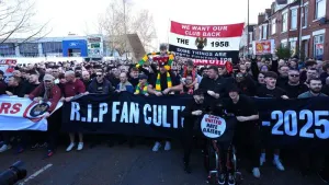 Monday’s briefing: United fans protest and Arsenal’s title hopes fade further
