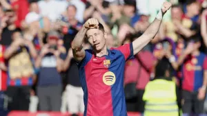 Robert Lewandowski at double as Barcelona beat Girona to go three points clear