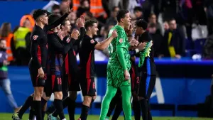 Barcelona move seven points clear as Bayern Munich are held by Borussia Dortmund