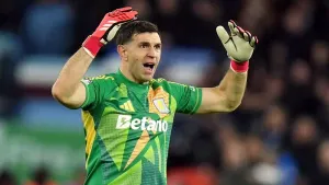 Emiliano Martinez sends French fans a message as Aston Villa arrive in Paris