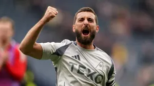 Graeme Shinnie says Aberdeen ignoring doom-mongers ahead of Celtic showdown