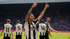 Newcastle beat 10-man Chelsea to take step towards Champions League spot
