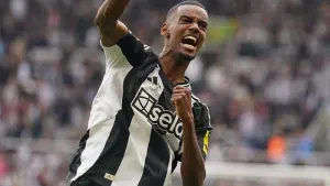 Newcastle boss Eddie Howe hopes ‘electric’ Alexander Isak is fit to face Everton