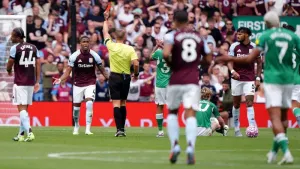 Newcastle miss killer instinct of Alexander Isak in draw at 10-man Aston Villa