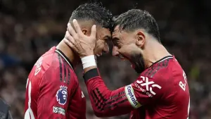Manchester United hold on for overdue win as Chelsea rue Robert Sanchez red card