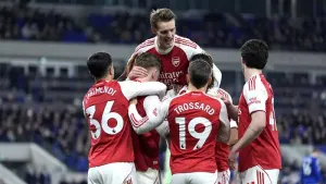 Arsenal win at Everton to make sure of Christmas number one spot