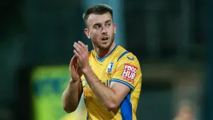 Ten-man Mansfield beaten by Bolton to extend losing run