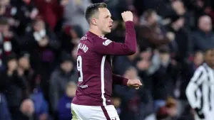 Hearts win with 10 men again after beating St Mirren to retain six-point lead