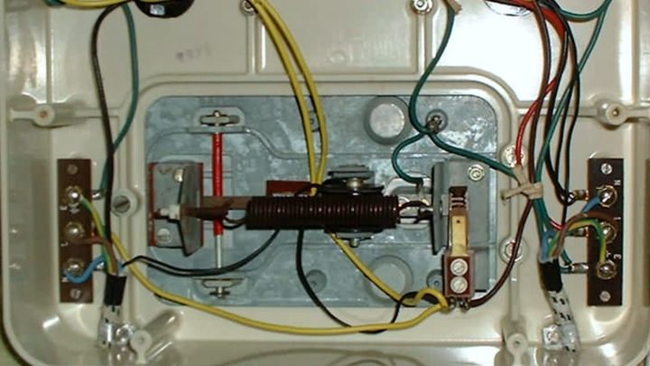 How does a teasmade work?