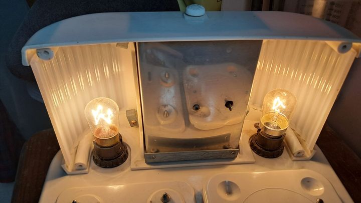 How to change the bulbs on a Goblin D21 and D25 teasmade