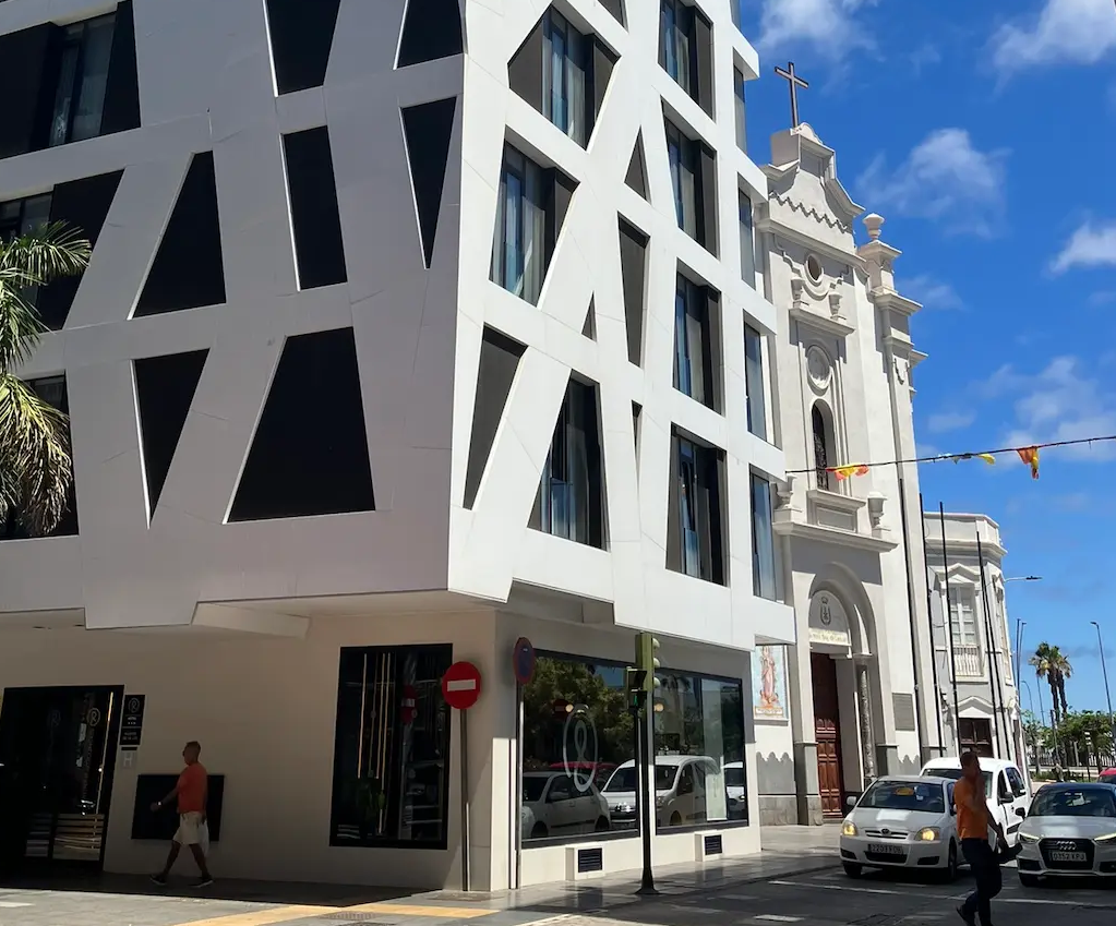 Calle Juan Rejon, Las Palmas de Gran Canaria is home to contrasting architectural styles: ancient churches and modern hotels stand beside each other, both very different, both seeming to compliment the other