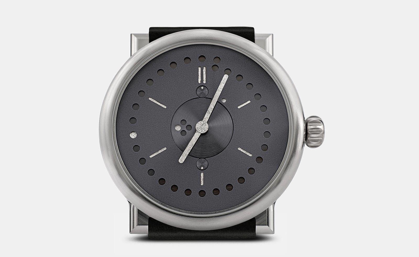 Ochs und Junior Picks Out Its Perpetual Calendar in White Gold for the Holidays