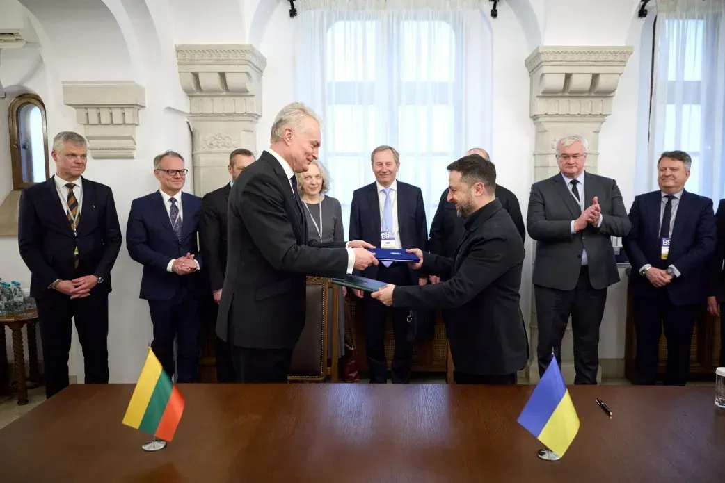 Lithuanian President Gitanas Nausėda (left) and Ukrainian President Volodymyr Zelenskyy exchange signed Drone Deal agreement at the Bucharest Nine Summit, 13 May 2026