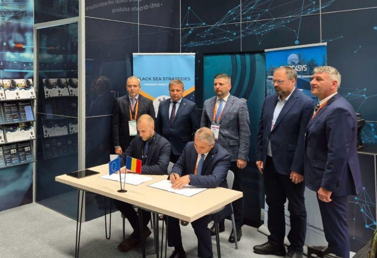 CARFIL General Manager Mircea Petru Tanțău and ALTUS-LSA CEO Zacharias Sarris signing a defense industry cooperation agreement.