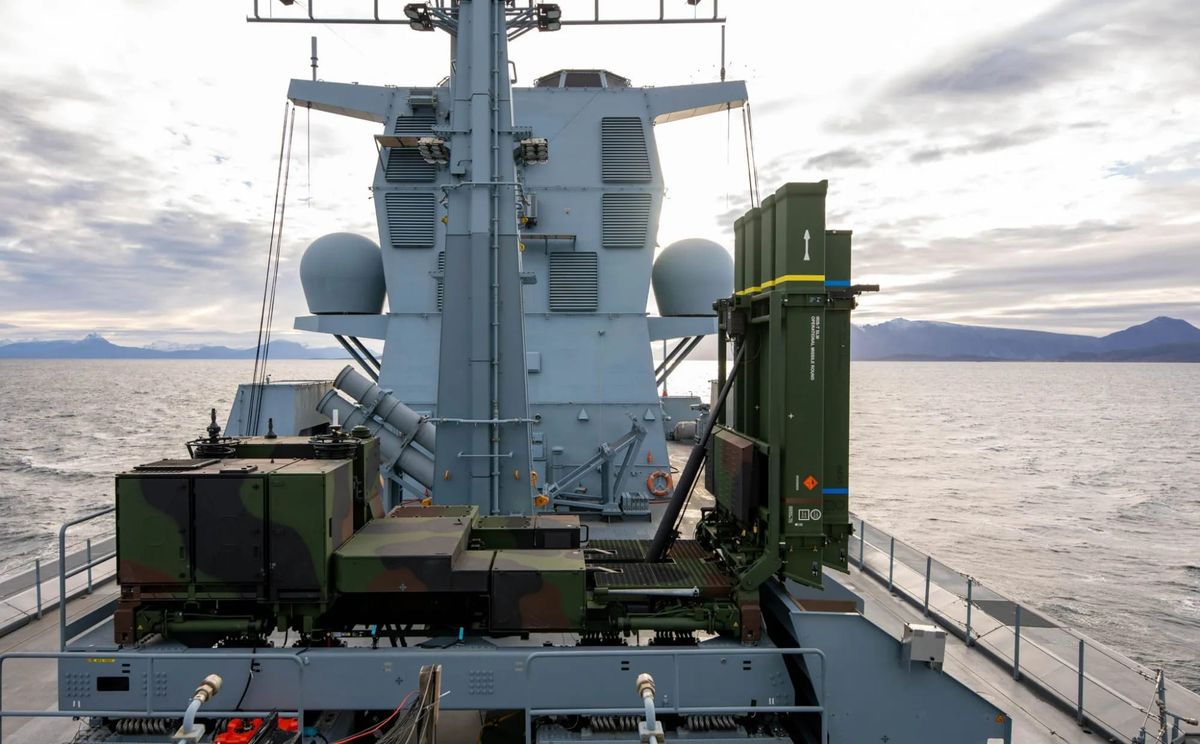 Navalized IRIS-T SLM launcher installed on the German Navy frigate Baden-Württemberg during 2025 trials.