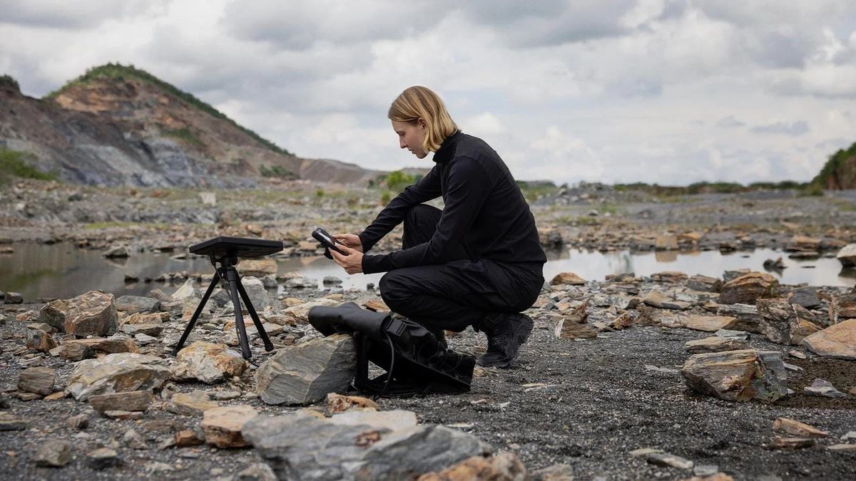Portable satellite communications terminal deployed beside an off-road vehicle during an ICEYE and Nokia concept demonstration.