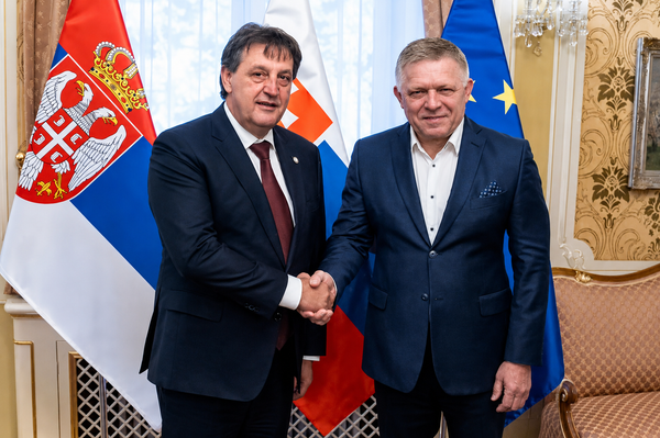 Serbia, Slovakia Pledge Closer Defense Cooperation During Bratislava Talks