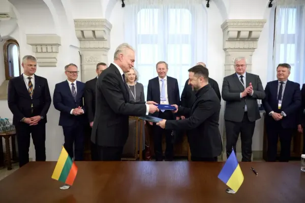 Lithuanian President Gitanas Nausėda (left) and Ukrainian President Volodymyr Zelenskyy exchange signed Drone Deal agreement at the Bucharest Nine Summit, 13 May 2026