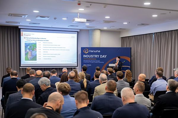Hanwha Aerospace Industry Day in Lithuania involving local defense manufacturers and potential 40mm WAAG production partnerships.