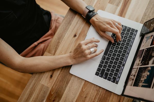 What Happens When Images Lack Titles in Stock Photo Libraries