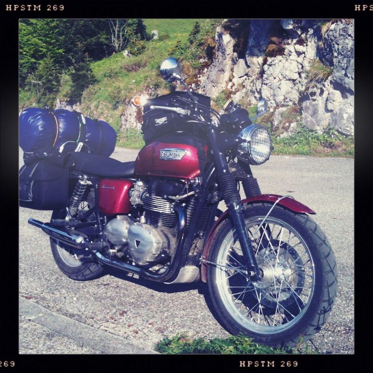Triumph Bonneville gut bepackt.