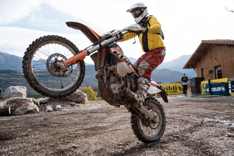 So sieht aktiver Naturschutz aus: Wheelietime! (Bild: HighEnduroEnd)