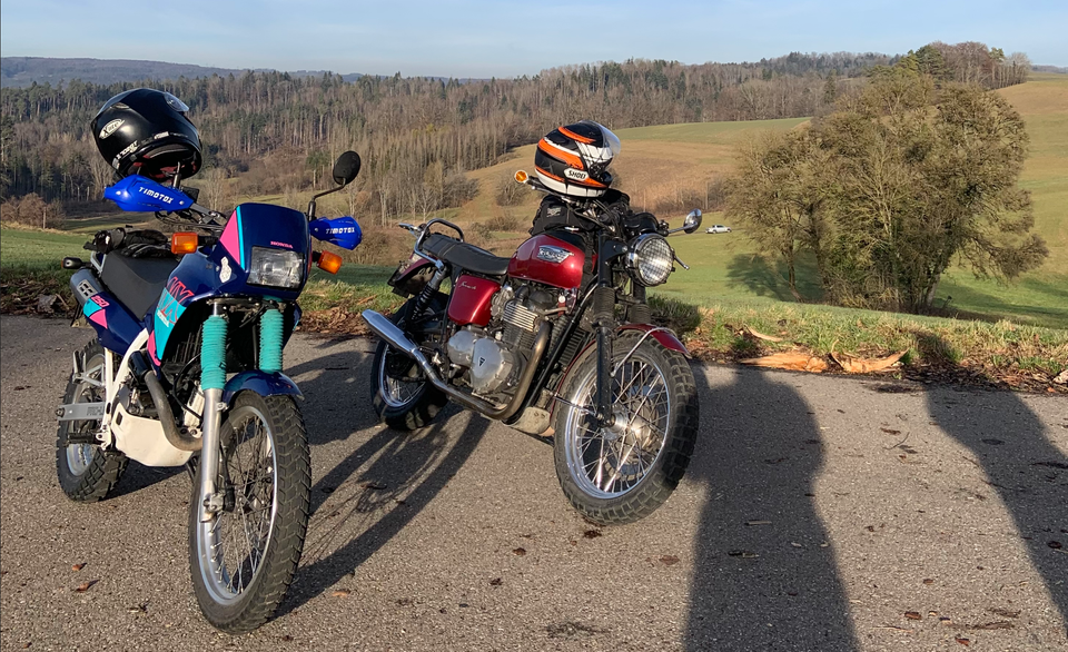 Honda NX 250 und Triumph Bonneville im Schwarzwald in der Vor-Frühlingssonne.