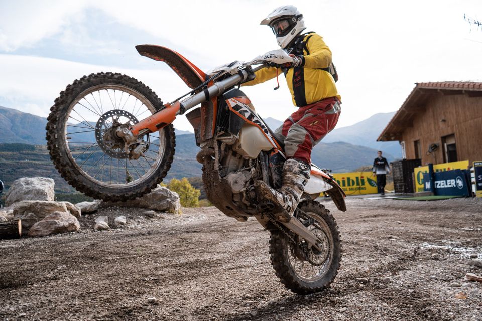 So sieht aktiver Naturschutz aus: Wheelietime! (Bild: HighEnduroEnd)