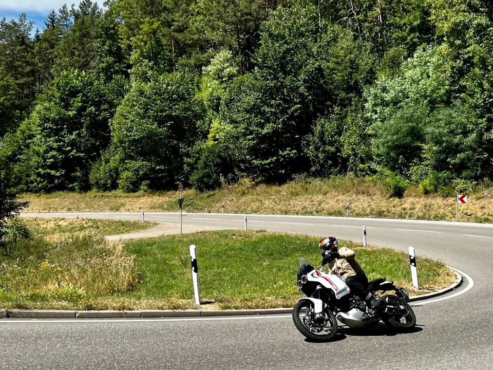 Ducati Desert X auf der Schwäbischen Alb. (Foto: Claudia Ziegler)