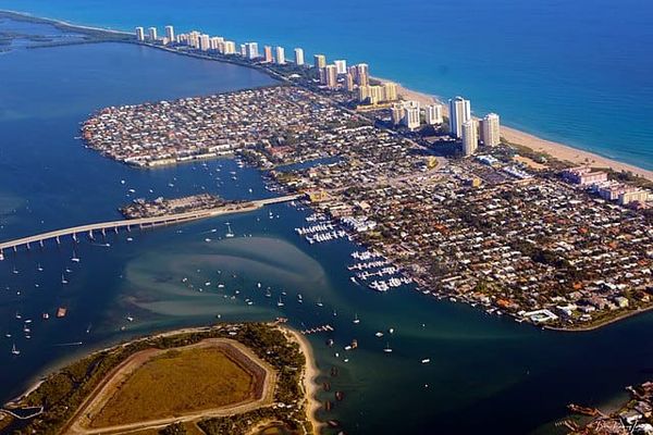 Dock and Dine: 3 Restaurants to Visit by Boat in Palm Beach, Florida