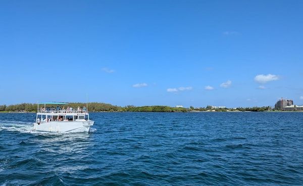 Dock and Dine: Restaurants to Visit Via Boat in Grand Cayman