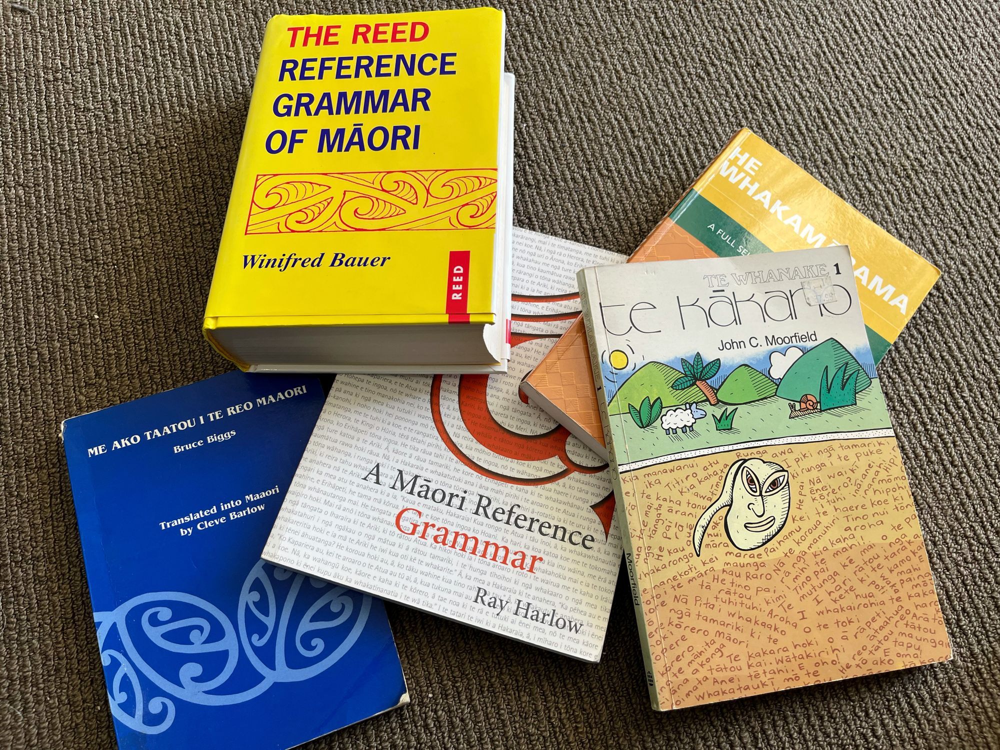 "e...ana" vs "kei te" in Te Reo Māori