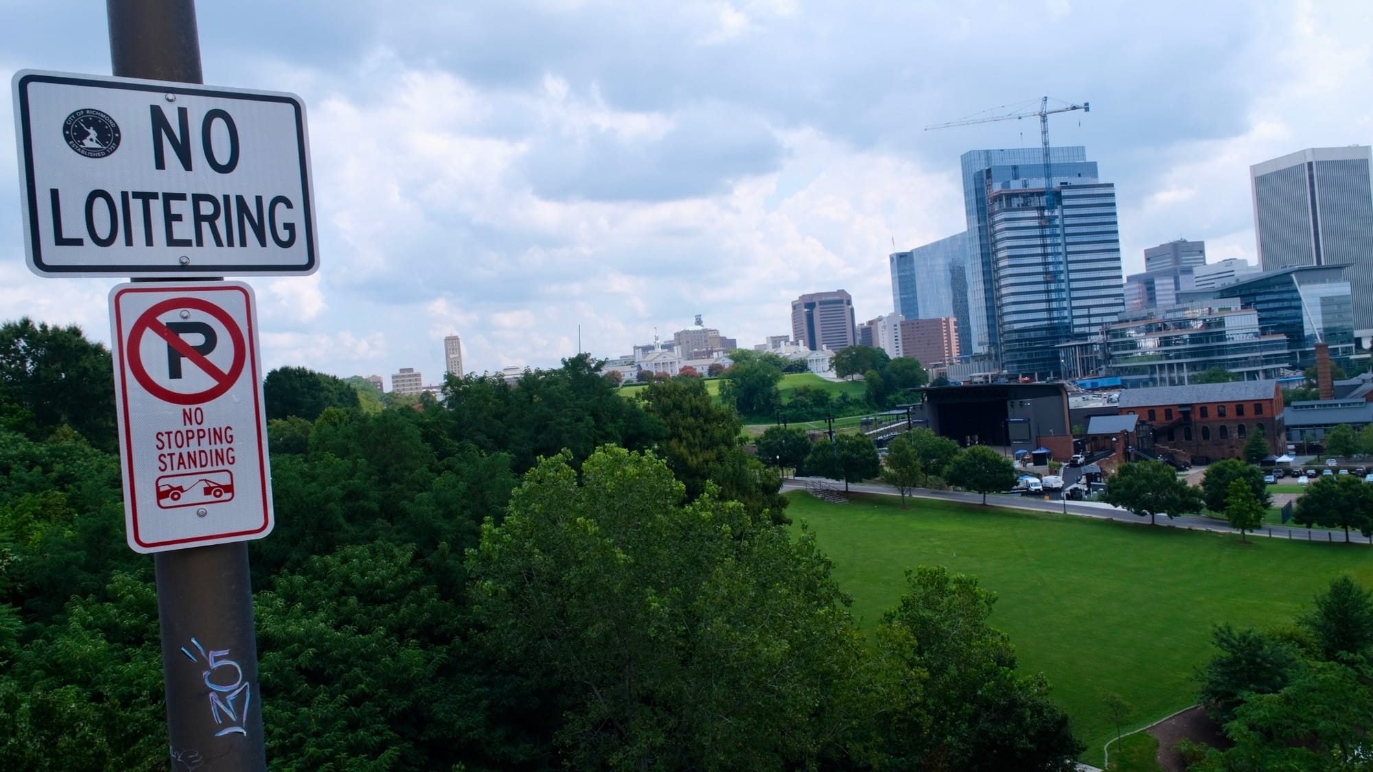 New amphitheater leads city to put up ‘No Loitering’ signs on Lee Bridge