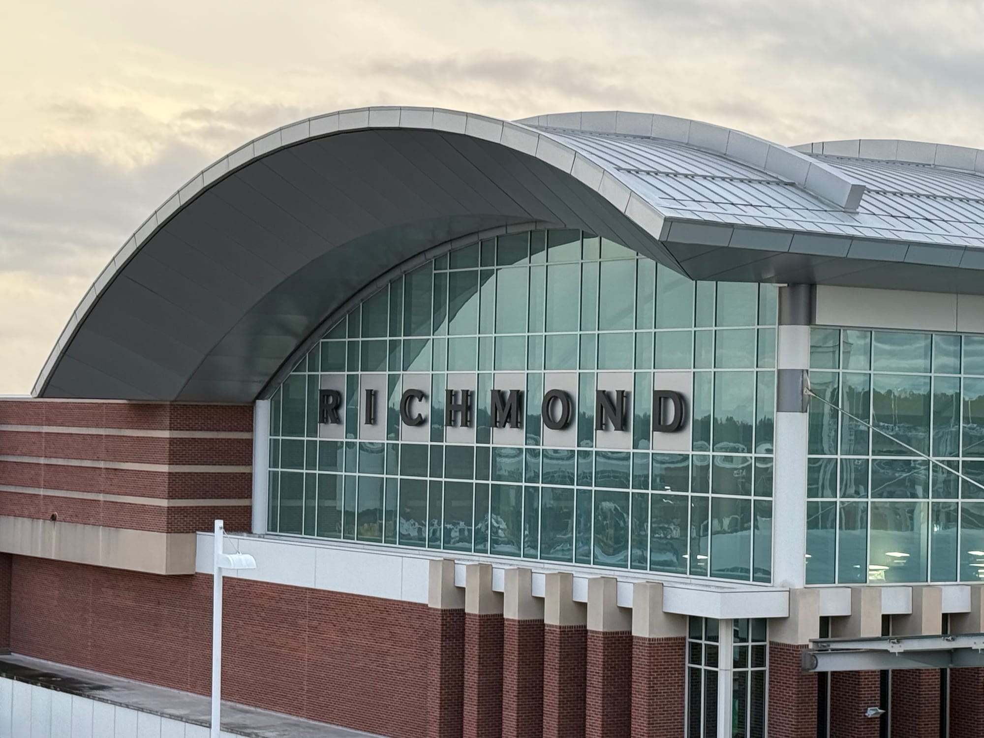 Richmond airport traffic stopped Friday night due to 'strong odor' at air traffic control facility