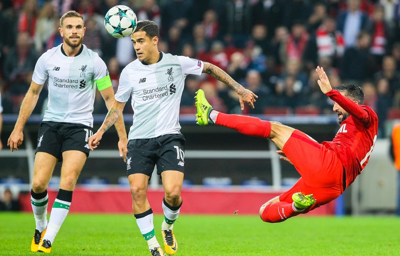 約178億円の移籍金をリバプールにもたらしたフィリペ・コウチーニョ(中央). "File:Spartak Moscow VS. Liverpool (12).jpg" by Дмитрий Садовников is licensed under CC BY-SA 3.0. To view a copy of this license, visit https://creativecommons.org/licenses/by-sa/3.0/?ref=openverse&atype=rich