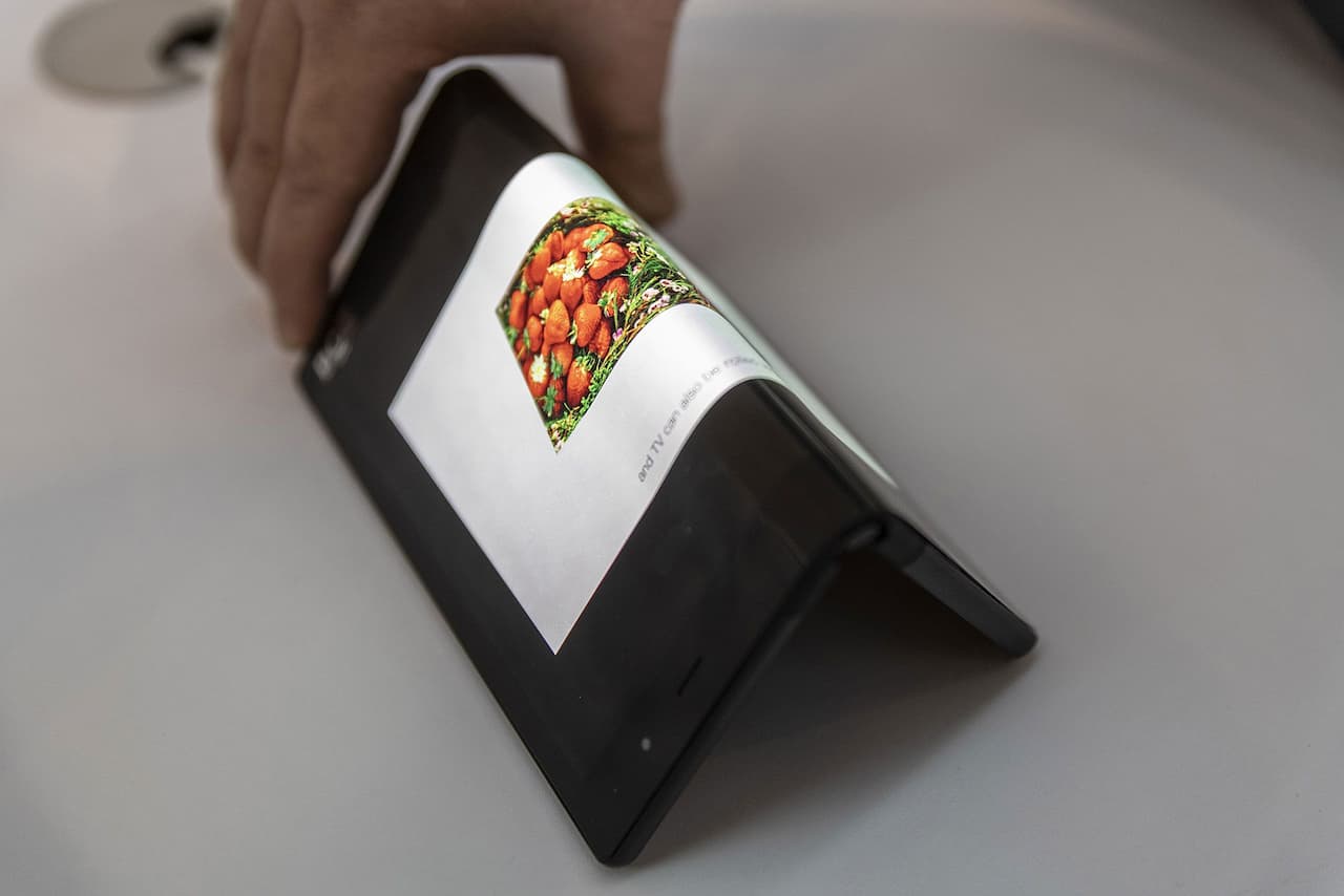 BOEの有機ELスクリーンの試作品(中国・北京)。Photo: Gilles Sabrie/Bloomberg