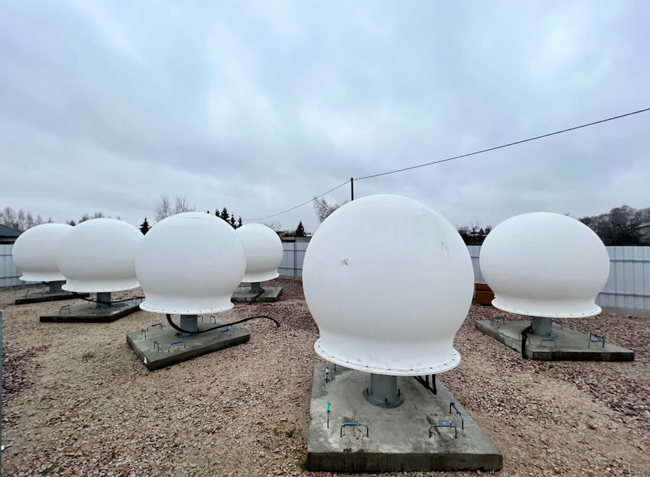 ポーランドのWola Krobowska、オンライン化されたスターリンク地上局 https://www.reddit.com/r/Starlink/comments/r0cw5e/wola_krobowska_poland_starlink_ground_station_is/
