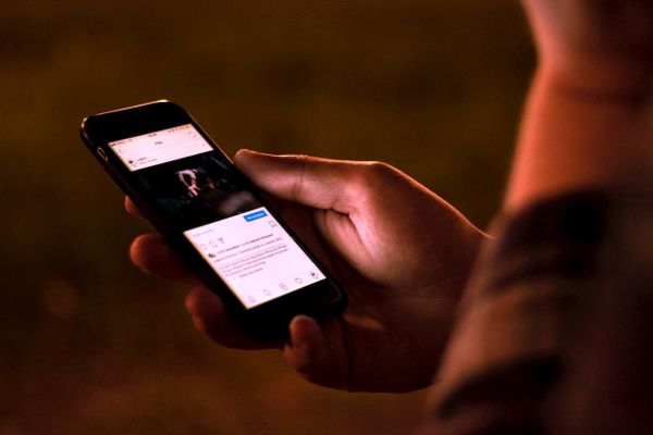 アテンションエコノミーの終わり   可処分時間の限界と深刻な副作用