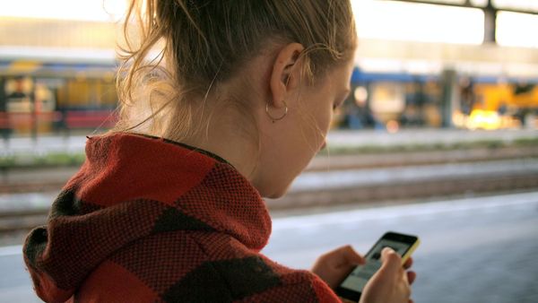 SNSは10代を不幸にするか: 敏感な年齢がある