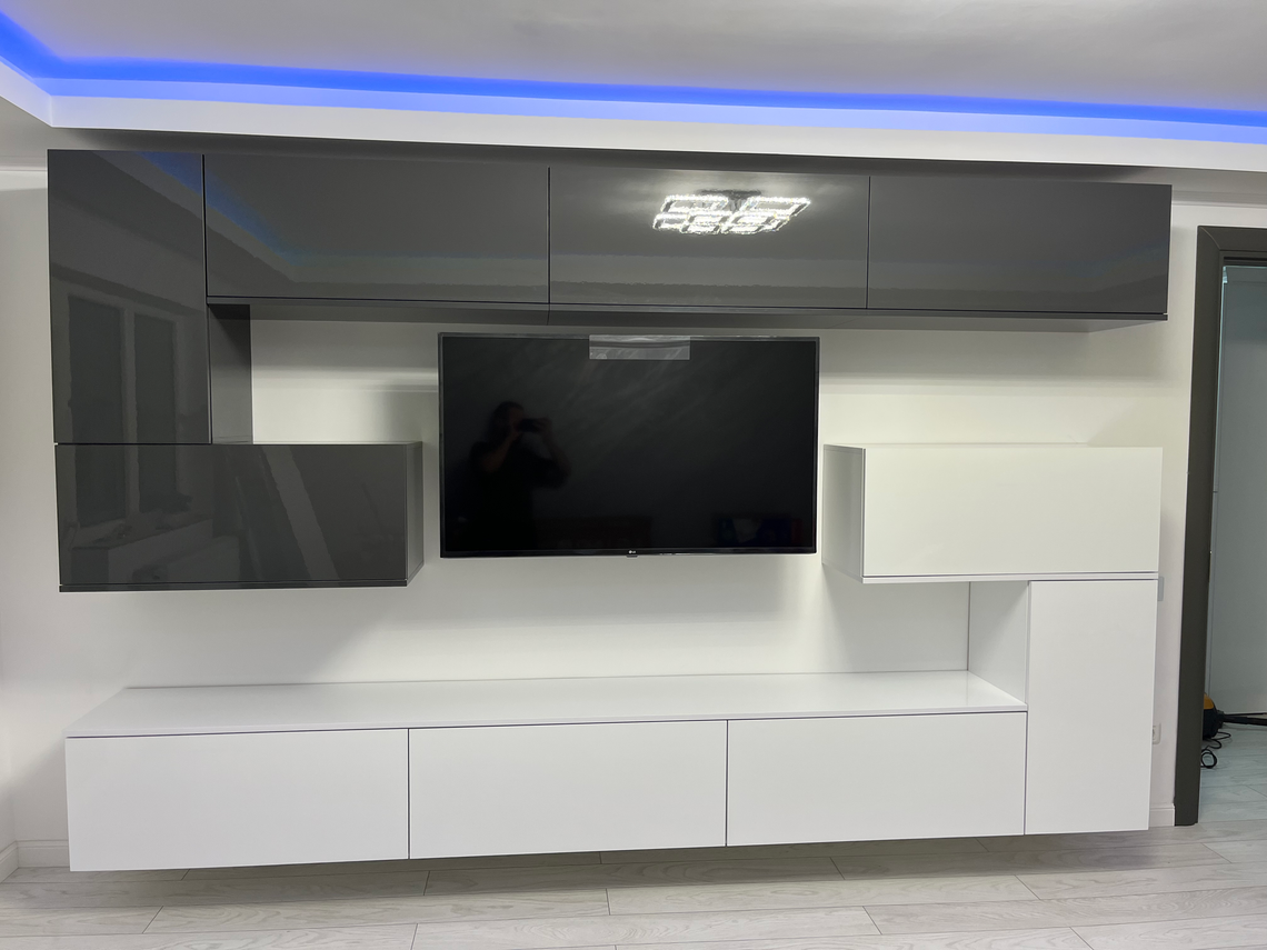 Mobilier din pal și mdf + paturi tapițate cu catifea.