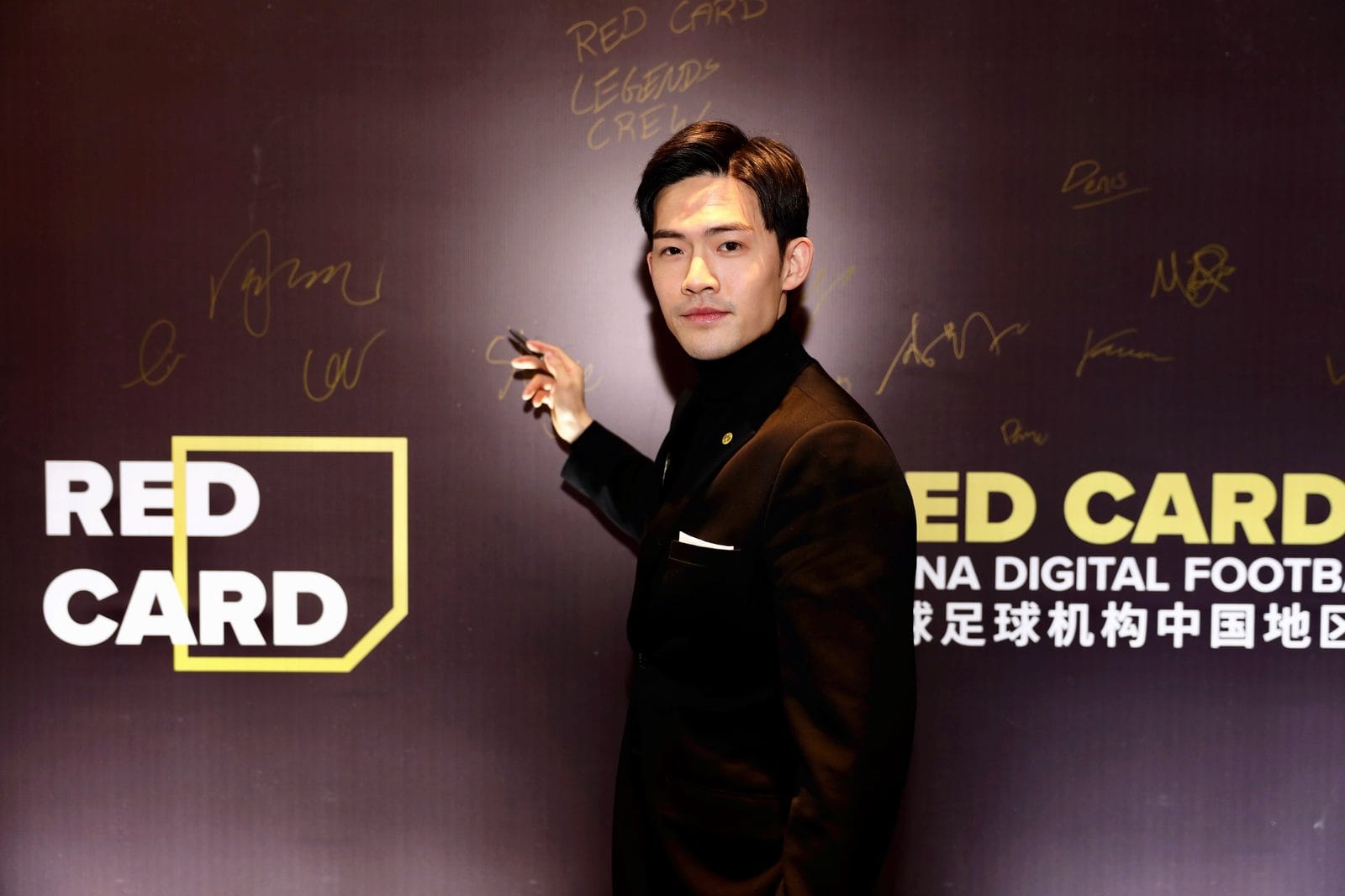 Martin Zhang signing the wall at the Red Card China Digital Football Awards event