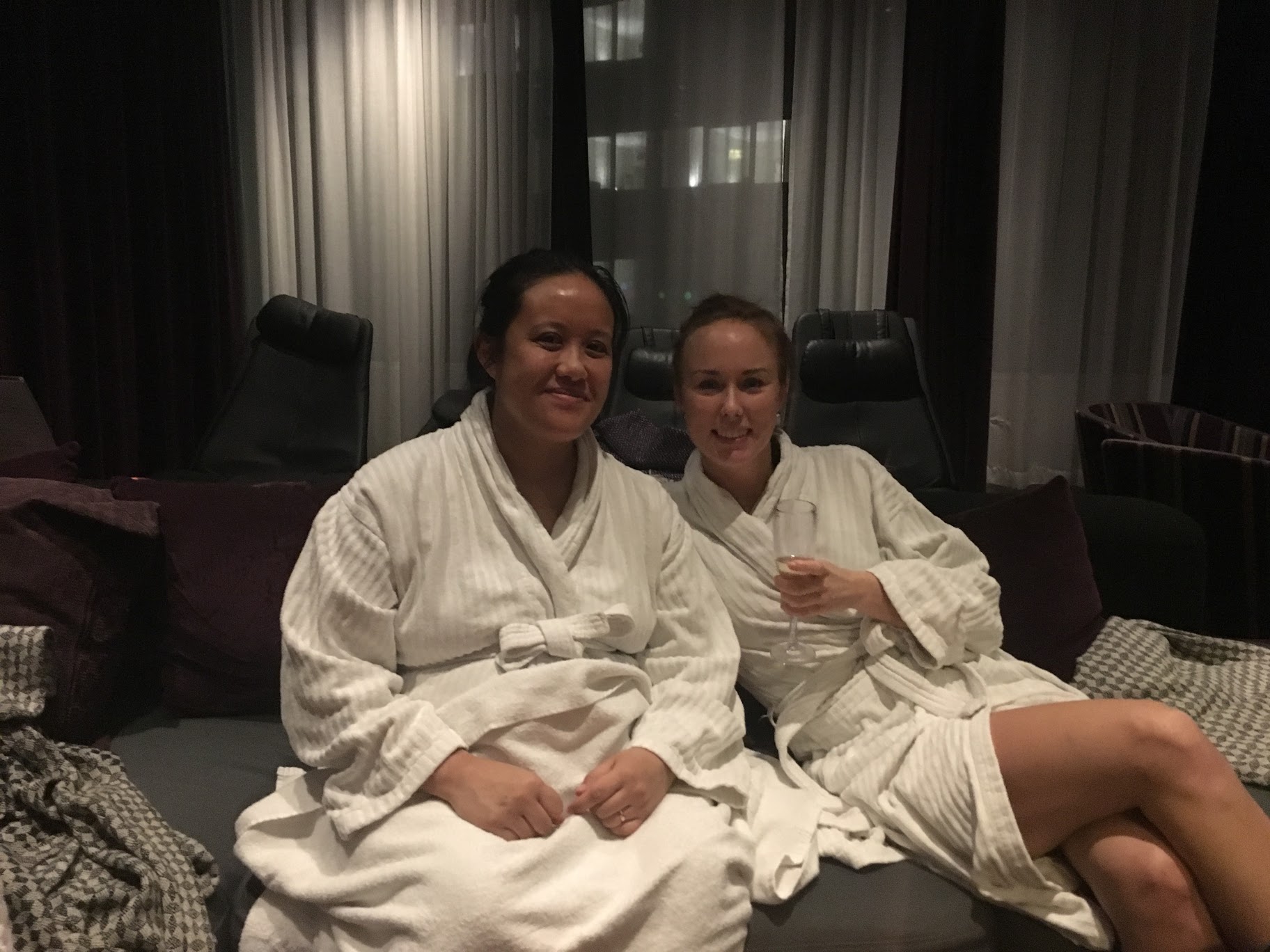 Rhoda och Katrin relaxar på spa