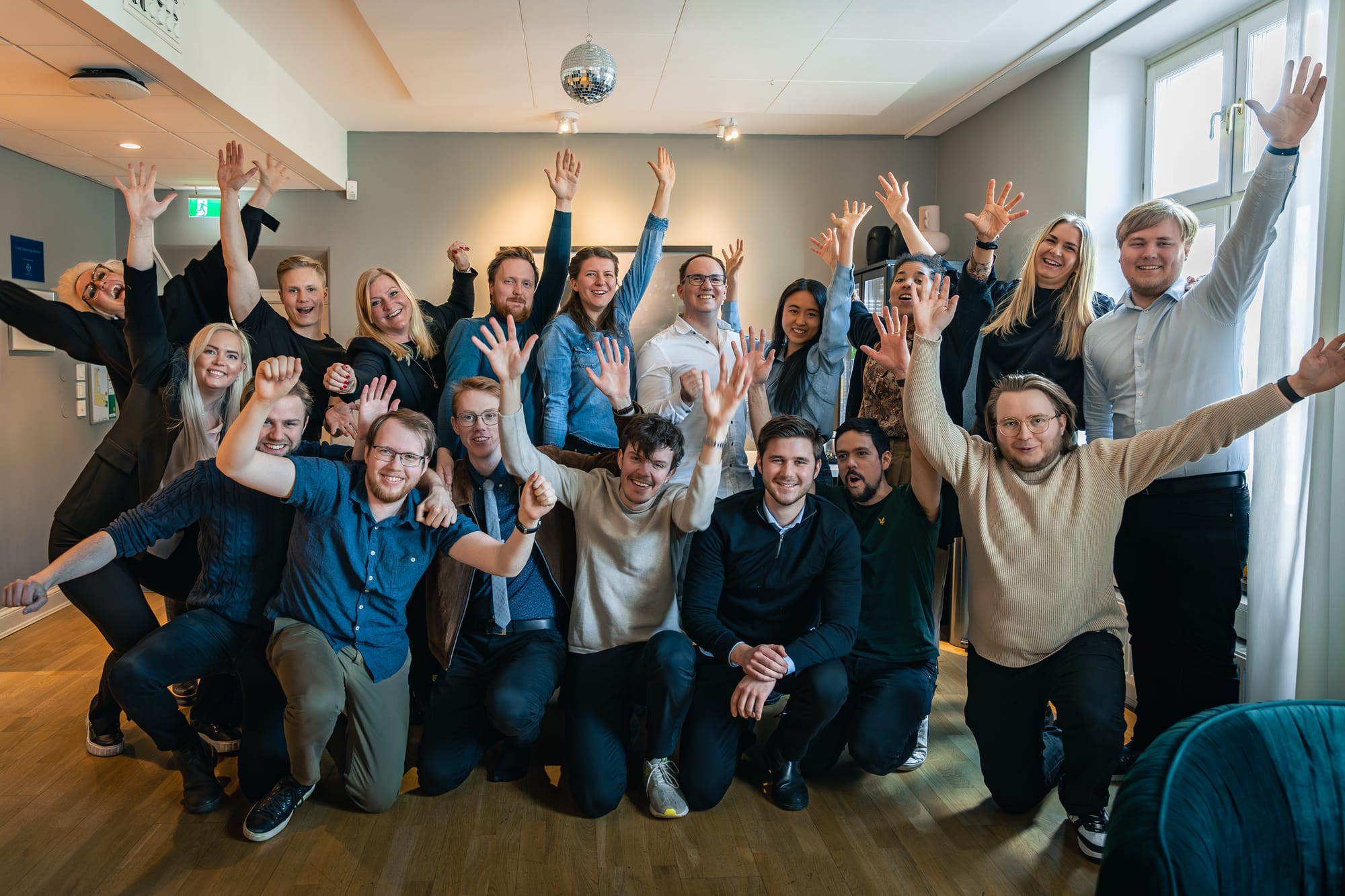 Kollegor i Göteborg poserar glatt tillsammans