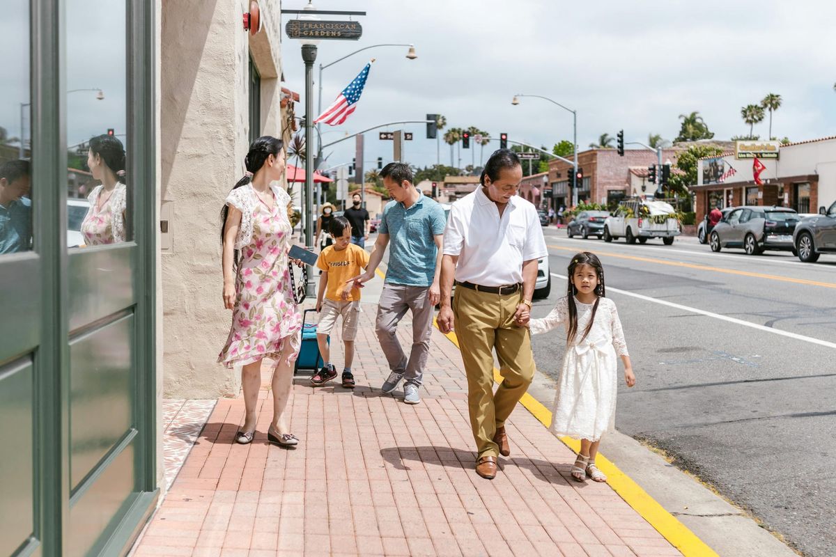 Familia migrante caminando juntos por una ciudad nueva
